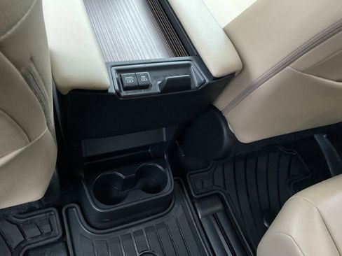 Used 2022 Toyota Sienna XLE image 27