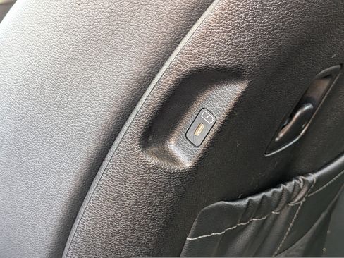 Used 2024 Kia Telluride EX w/ EX Captain's Chair Package FWD image 17