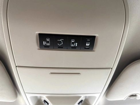 Used 2013 Chrysler Town & Country Touring-L w/ Driver Convenience Group image 27