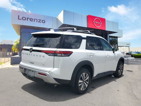 Certified 2025 Nissan Pathfinder SL image 5