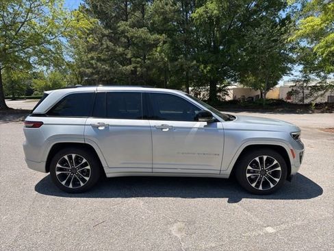 Used 2022 Jeep Grand Cherokee Overland w/ Luxury Tech Group IV AWD/4WD image 6