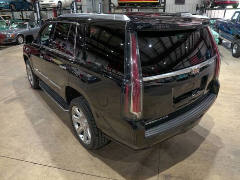 Used 2017 Cadillac Escalade Luxury AWD/4WD image 16