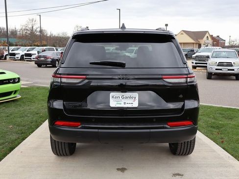 New 2025 Jeep Grand Cherokee Altitude image 30