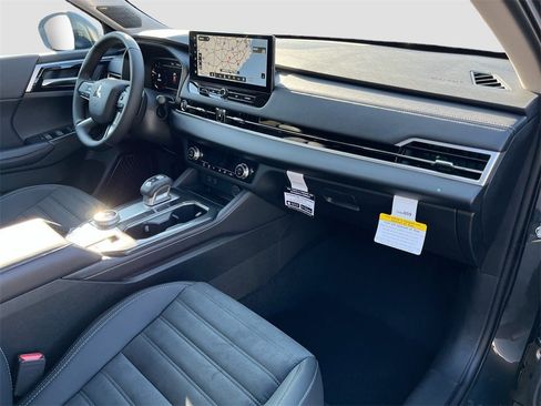 New 2025 Mitsubishi Outlander SE image 31