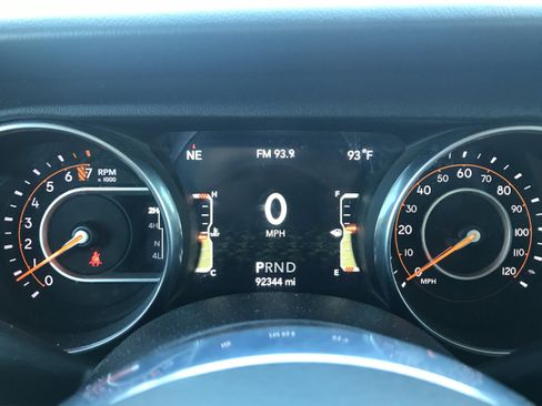 Used 2018 Jeep Wrangler Unlimited Sahara image 32