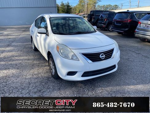 Used 2014 Nissan Versa SV image 3