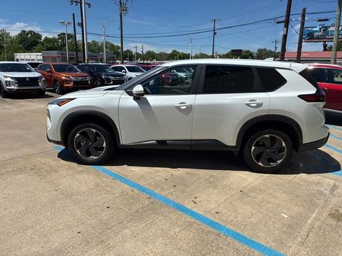 Used 2025 Nissan Rogue SV image 4