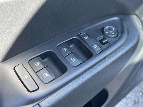 Certified 2025 Hyundai Venue SEL FWD image 19