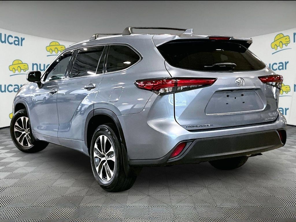 Used 2020 Toyota Highlander XLE AWD/4WD image 4