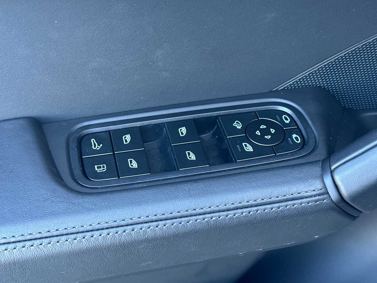Certified 2025 Porsche Cayenne E-Hybrid AWD/4WD image 13