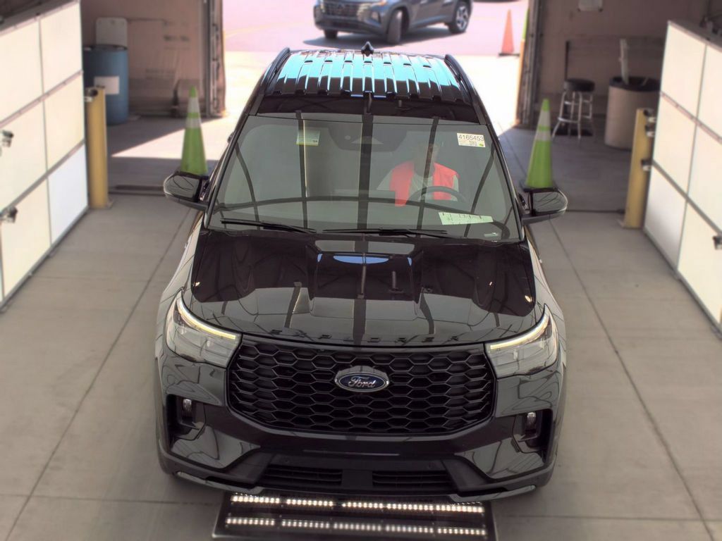 Used 2025 Ford Explorer ST-Line w/ ST-Line Street Pack AWD/4WD image 2