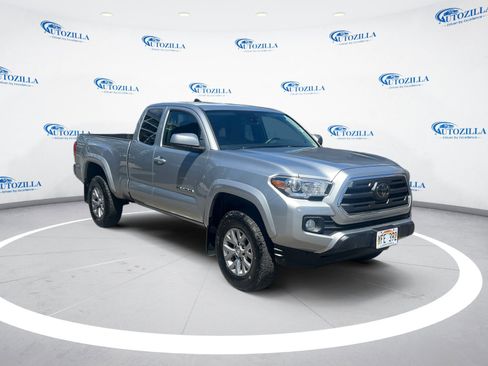 Used 2018 Toyota Tacoma SR5 AWD/4WD image 7