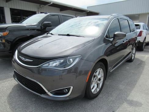 Used 2020 Chrysler Pacifica Touring-L Plus w/ Tire & Wheel Group FWD image 3