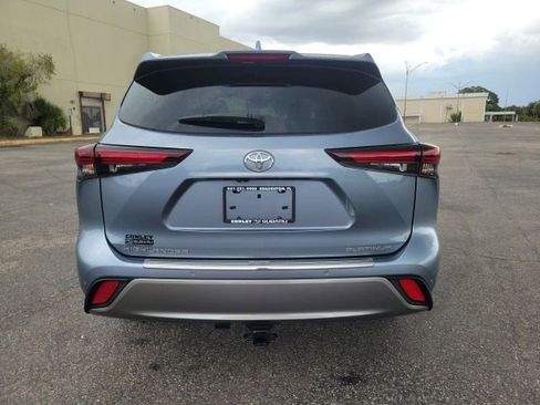 Used 2024 Toyota Highlander Platinum FWD image 7