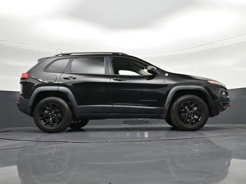Used 2017 Jeep Cherokee Trailhawk w/ Comfort/Convenience Group AWD/4WD image 32
