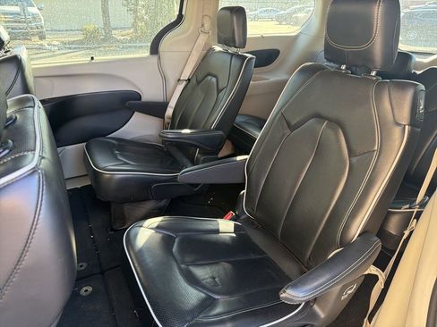 Used 2023 Chrysler Pacifica Limited image 9