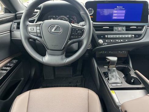Used 2025 Lexus ES 300h w/ Premium Package FWD image 12