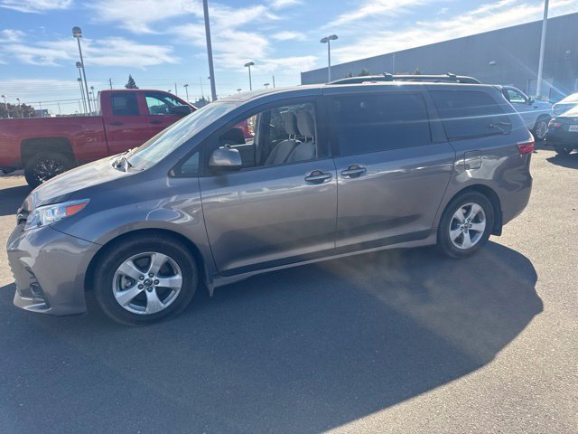 Used 2018 Toyota Sienna LE w/ Carpet Mat Package FWD image 1