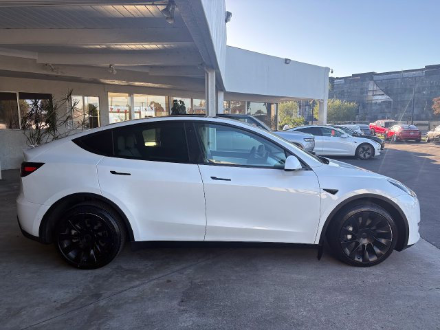 Used 2022 Tesla Model Y Long Range AWD/4WD image 2