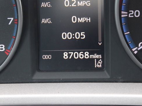 Used 2018 Toyota RAV4 LE image 31