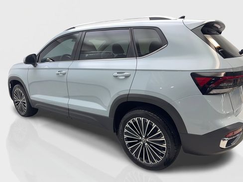 Used 2025 Volkswagen Taos SE FWD image 14