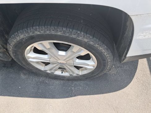 Used 2017 GMC Terrain SLE w/ Chrome Edition FWD image 6