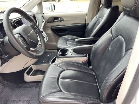 Used 2022 Chrysler Pacifica Touring-L FWD image 11