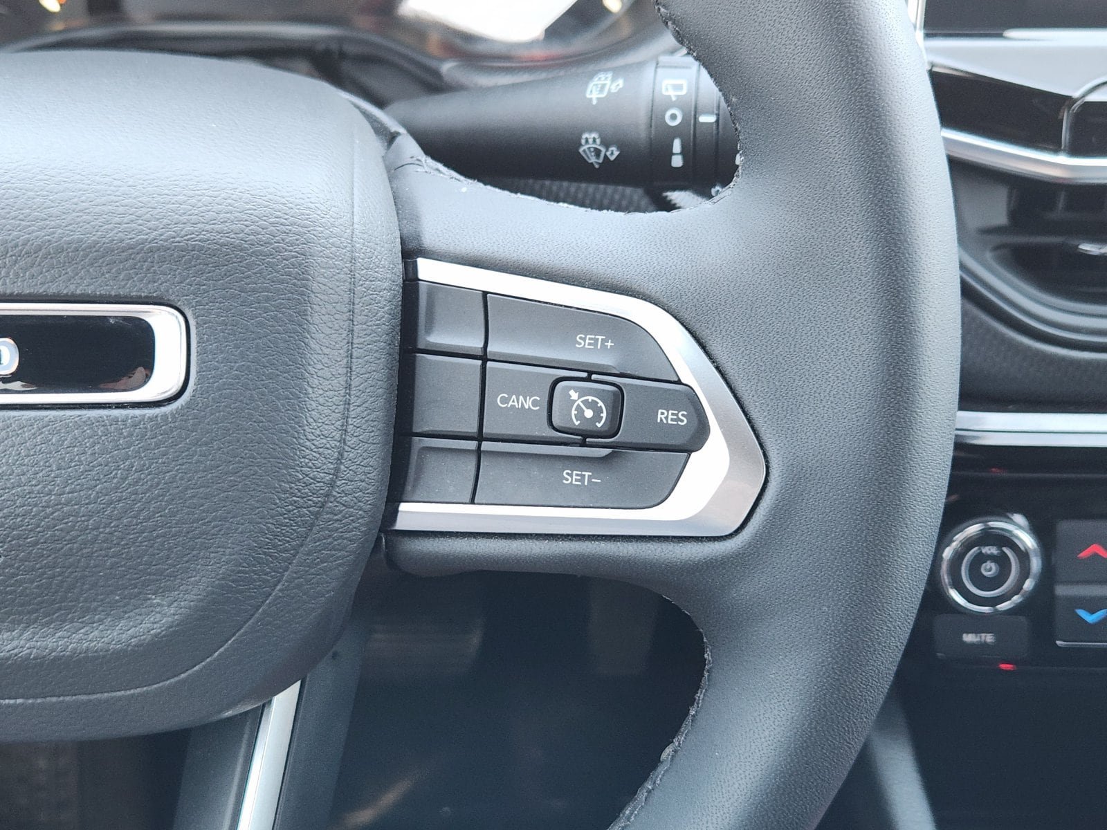 Used 2025 Jeep Compass Latitude w/ Altitude Special Edition AWD/4WD image 39