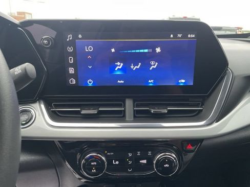 Used 2025 Chevrolet Trax LT FWD image 25