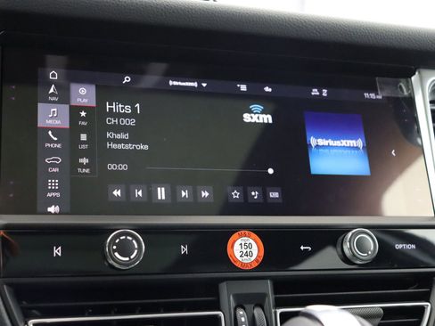 Certified 2025 Porsche Macan image 33