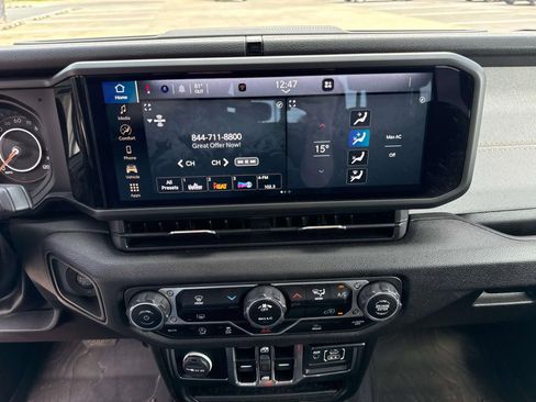 Used 2025 Jeep Gladiator Sport image 24