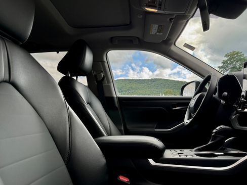 Certified 2026 Toyota Highlander XLE AWD/4WD image 8