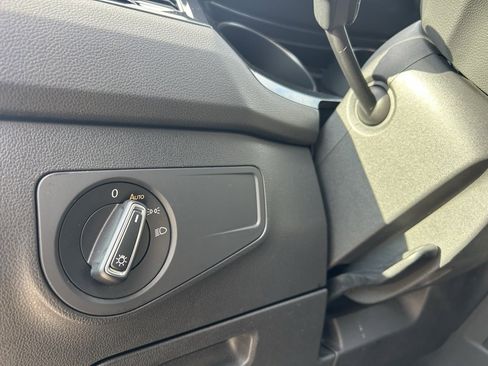 Used 2019 Volkswagen Tiguan SE image 14