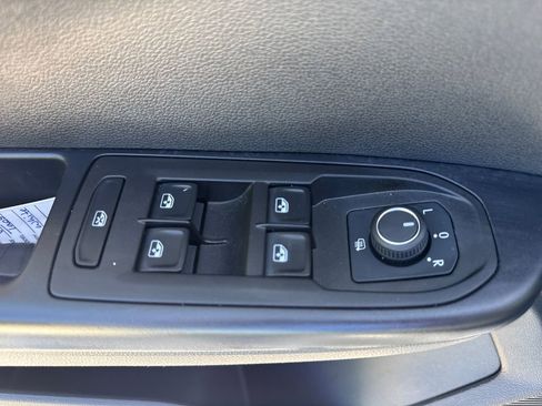 Used 2025 Volkswagen Taos SE AWD/4WD image 14