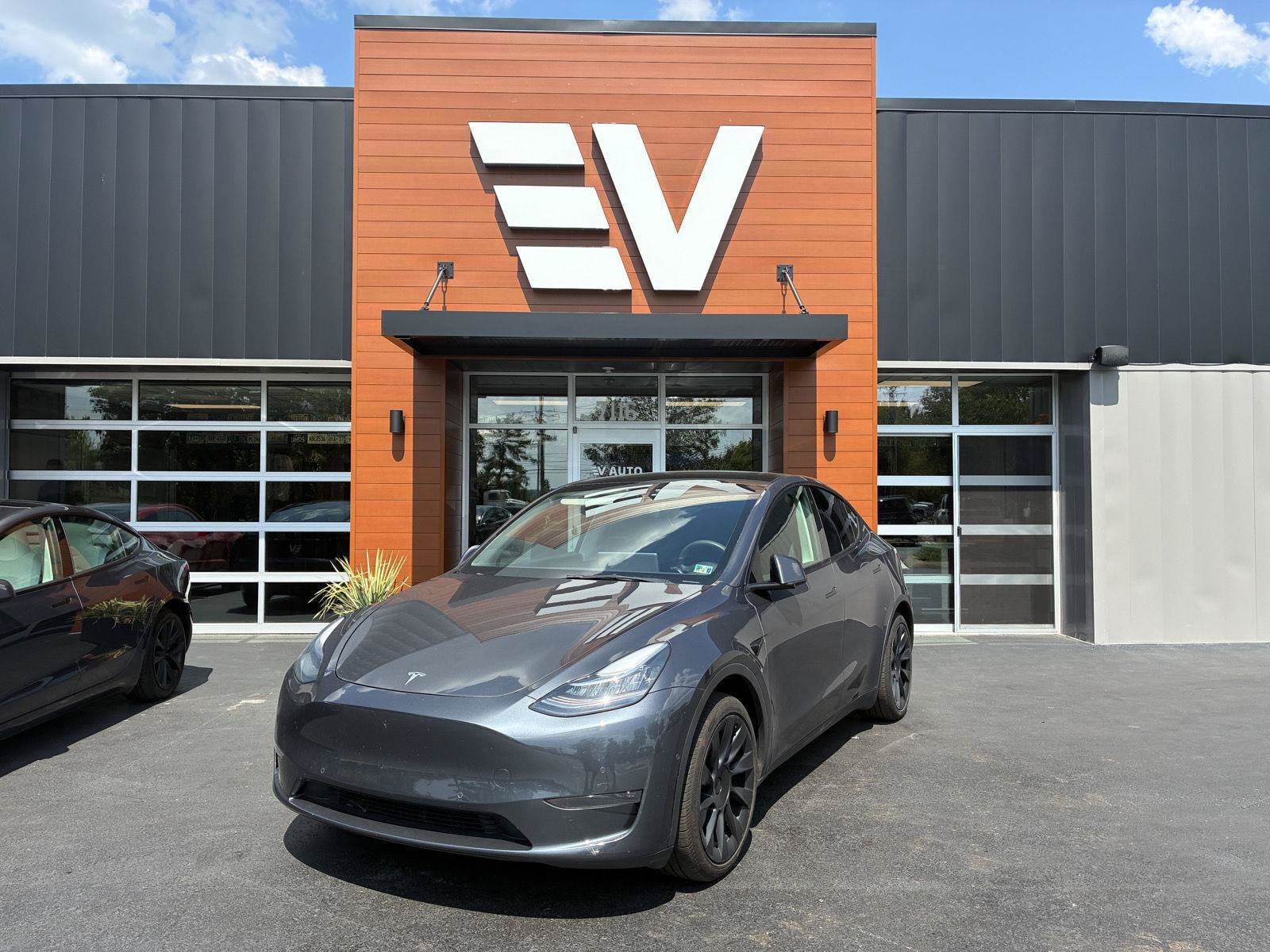 Used 2021 Tesla Model Y Long Range AWD/4WD image 1