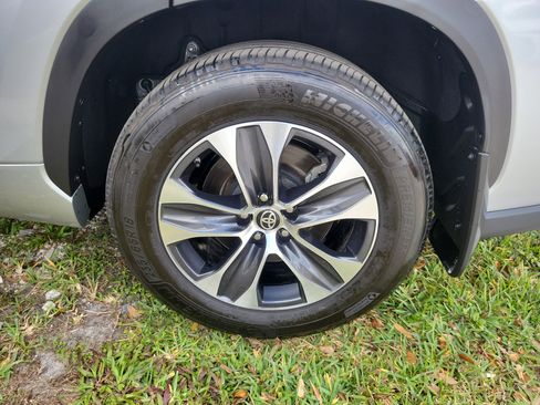 Used 2024 Toyota Highlander LE image 29