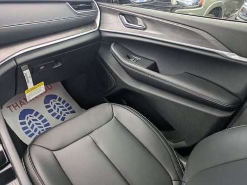 New 2025 Jeep Grand Cherokee Limited w/ Black Appearance Package image 16