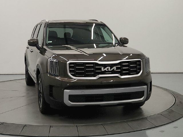 Used 2025 Kia Telluride S FWD image 3