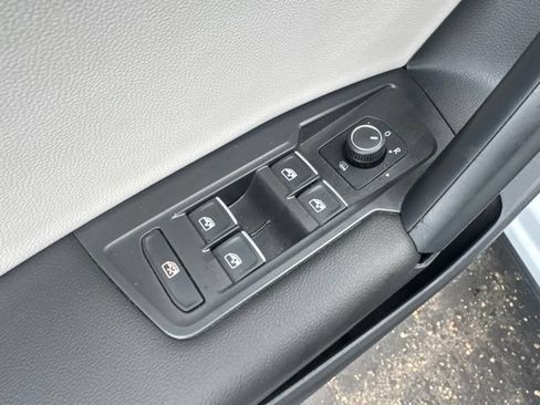 Used 2018 Volkswagen Tiguan SEL AWD/4WD image 14