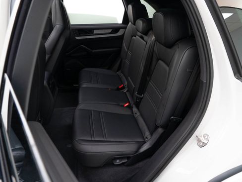 Used 2025 Porsche Cayenne S image 31