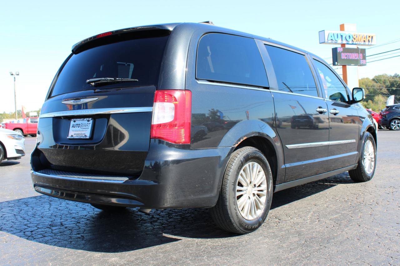 Used 2015 Chrysler Town & Country Touring-L w/ Driver Convenience Group FWD image 4