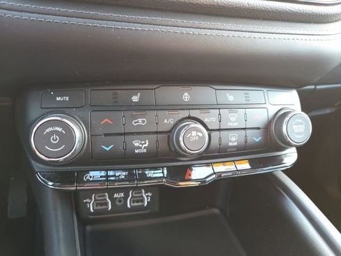 Used 2023 Dodge Durango SXT image 16