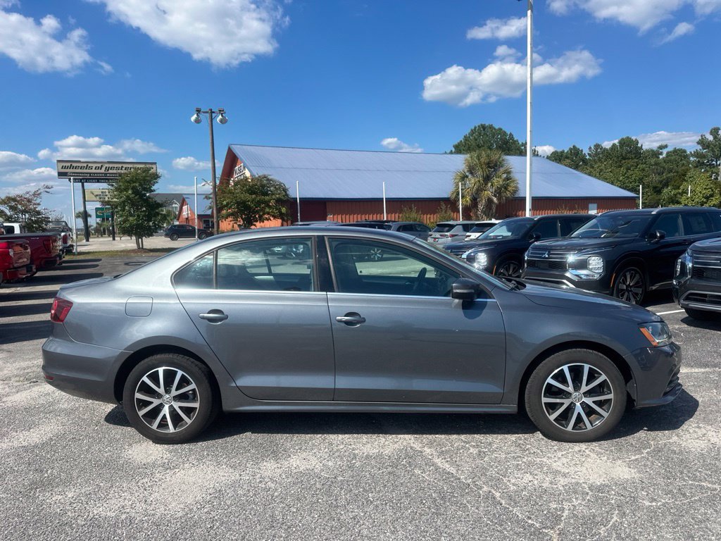Used 2017 Volkswagen Jetta SE FWD image 2