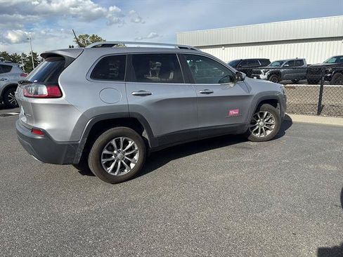 Used 2019 Jeep Cherokee Latitude Plus w/ Cold Weather Group FWD image 2