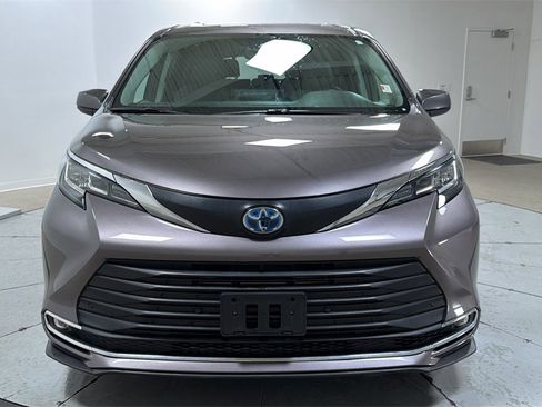 Used 2023 Toyota Sienna XLE image 2
