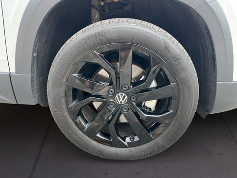 Certified 2023 Volkswagen Taos SE w/ Panoramic Sunroof Package image 17