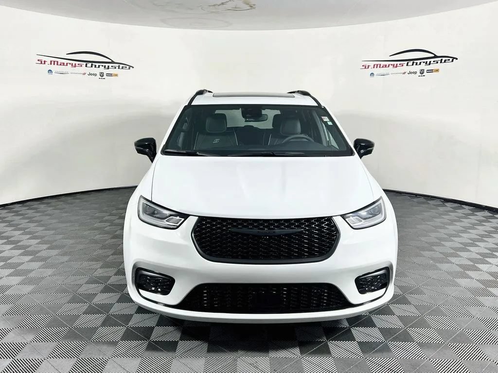 Used 2025 Chrysler Pacifica Limited AWD/4WD image 3