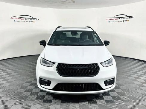 Used 2025 Chrysler Pacifica Limited AWD/4WD image 3