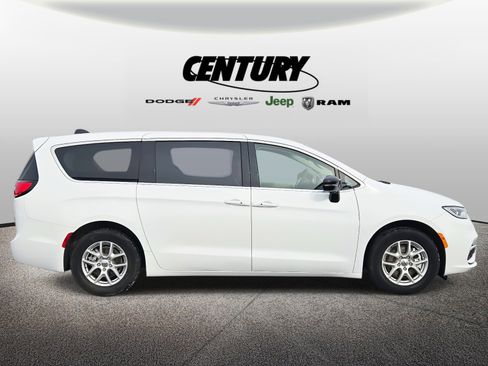 Used 2024 Chrysler Pacifica Touring-L image 2