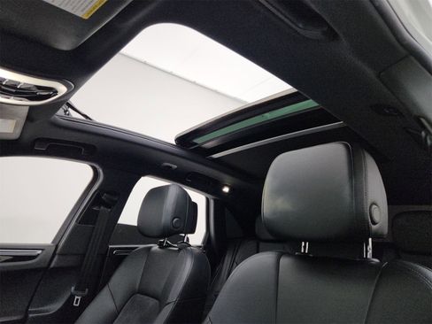 Used 2018 Porsche Macan image 3